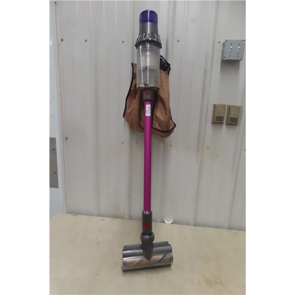 Dyson Cyclone V10 Cordless Vacuum Cleaner With Accessories and Tested Working