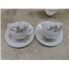 Image 7 : Twenty-Two Piece Federal Glass Golden Glory Pattern Milk Glass Set