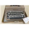 Image 2 : Underwood Manual Typewriter
