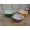 Image 2 : Six Pyrex Nesting Bowls and Covered Casserole Dish