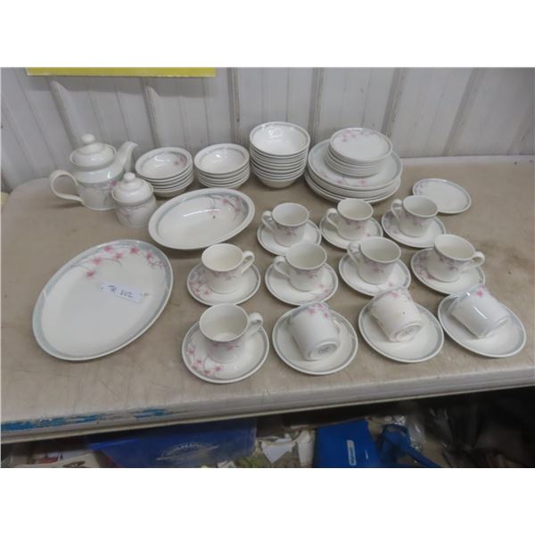 Seventy Pieces Royal Doulton Mayfair Tableware