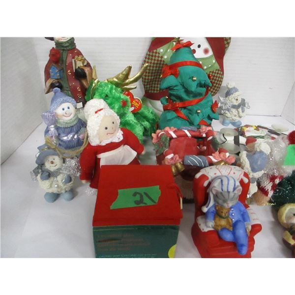 ESTATE:  TRAY WITH APPROXIMATELY 20 CHRISTMAS ORNAMENTS (OVEN MITTS, PICTURE FRAMES, ETC)