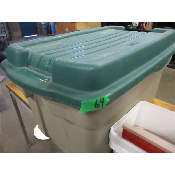 TOTE C/W CONTENTS (PLASTICWARE, ANGEL ORNAMENT, BAKEWARE, ETC)