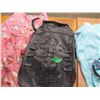 Image 3 : BOX C/W DOG CLOTHING