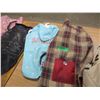Image 4 : BOX C/W DOG CLOTHING