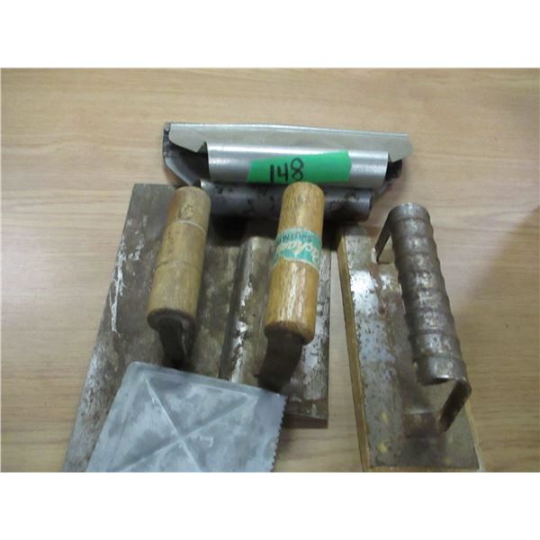 BOX C/W ASSORTED TROWELS