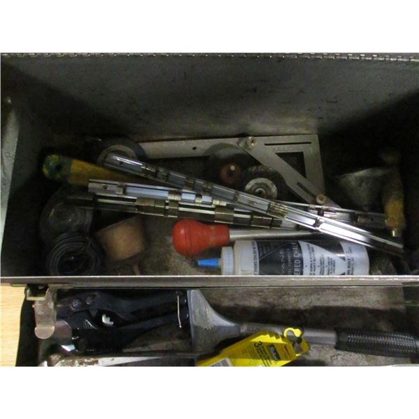 GREY TOOLBOX C/W ASSORTED TOOLS & MISC