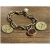Image 2 : 7" Gold-plated sterling silver link bracelet with 2x gold-plated stamped cameos of Roman scenes, a V
