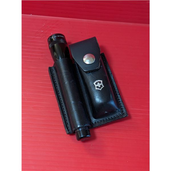 Swiss VICTORINOX Multi tool, Flashlight & Case