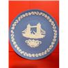 Image 1 : Wedgwood 1975 Christmas Plate featuring Tower Bridge