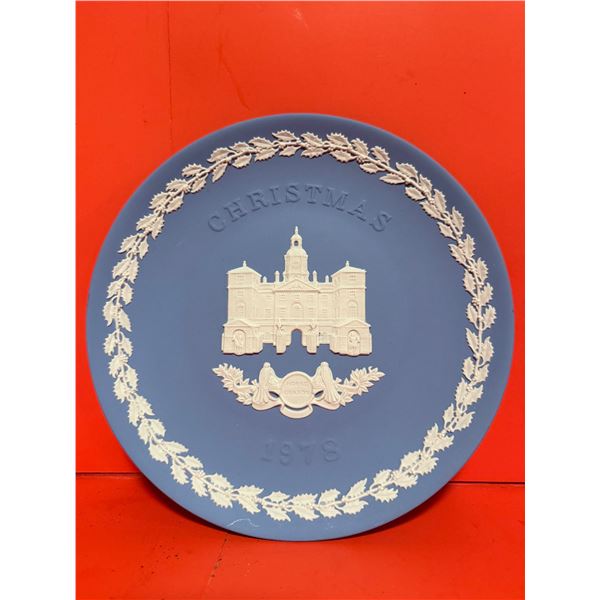 1978 Christmas plate in pale blue Jasperware, featuring a white relief of the Horse Guards building