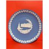 Image 1 : Wedgwood 1979 Christmas plate featuring Buckingham Palace.