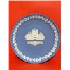 Image 1 : Wedgwood Jasperware 1980 Christmas Plate featuring a white bas-relief of St. James's Palace in Londo