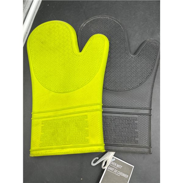 Lot of 2 Silicone Oven Mitts with Heat-Resistant Grip