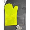 Image 1 : Lot of 2 Silicone Oven Mitts with Heat-Resistant Grip