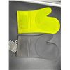 Image 2 : Lot of 2 Silicone Oven Mitts with Heat-Resistant Grip