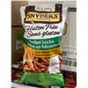 Image 2 : Snyder’s of Hanover Gluten-Free Pretzel Sticks 12 x 220g Honey Mustard & Onion