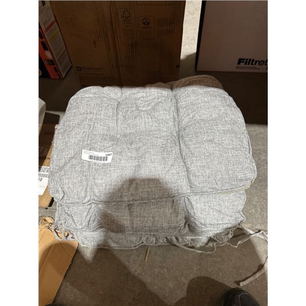 Lot of 4 Gray Chair Cushions Made of Polyester and Cotton Blend