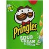 Image 1 : Pringles Sour Cream and Onion 12 x 39g Snack Pack, Green Can