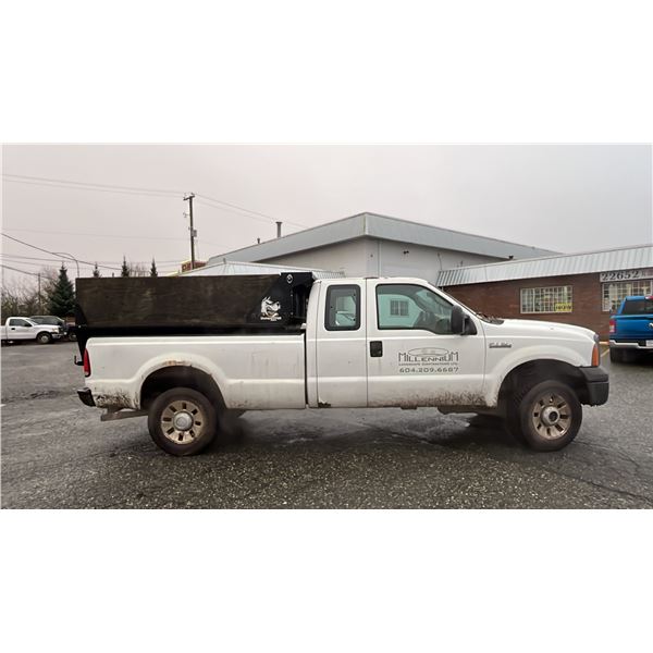 2005 FORD F350 XL SUPER DUTY, 4DR PICKUP TRUCK, WHITE, VIN 1FTWX31575ED15034,