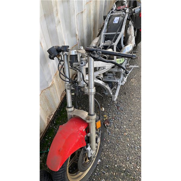 1985 YAMAHA RZ500, MOTORCYCLE, SILVER & RED, VIN JYA52X007FA005185,