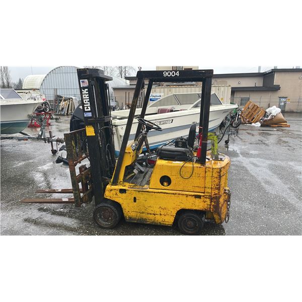 CLARKELIFT C500-30, LPG FORKLIFT, YELLOW *DOES NOT RUN*,