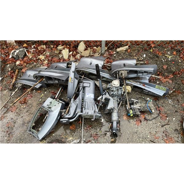 PILE OF ASSORTED OUTBOARD MOTOR PARTS *UNKNOWN RUNNING CONDITION*