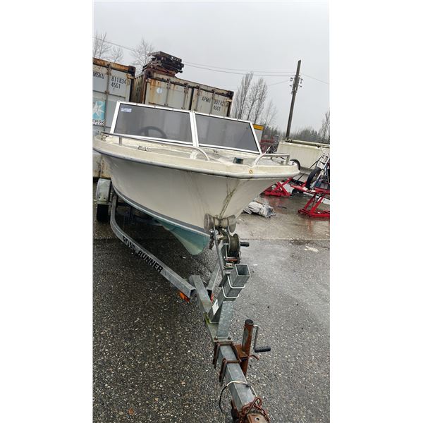 HOURSTON GLASSCRAFT 13K199412, BOAT, WHITE & BLUE, ON 2006 ROAD RUNNER TRAILER,