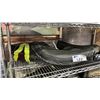 Image 2 : 2 MOTORCYCLE SEATS HARLEY DAVIDSON & TRIUMPH