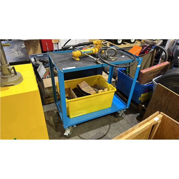 BLUE MOBILE 2 TIER METAL CART WITH ASSORTED PARTS & 4 TON HYDRAULIC HAND PUMP