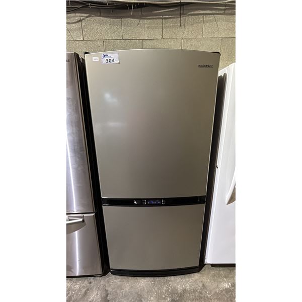 SAMSUNG RB193KASB 32" STAINLESS STEEL BOTTOM FREEZER REFRIGERATOR WITH BUILT IN ICE MAKER