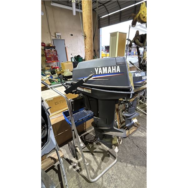 YAMAHA 25SHM 25HP OUTBOARD MOTOR ON MOBILE STAND *UNKNOWN WORKING CONDITION*