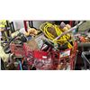 Image 3 : RED 8 SECTION WIRE STORAGE SHELF WITH ASSORTED ITEMS