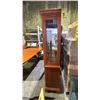 Image 4 : AMERICAN DREW MIRRORED BACK CHINA CABINET WITH DISPLAY LIGHTS, GLASS SHELVES & GOLD ACCENTS