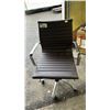Image 2 : BROWN PADDED MOBILE ADJUSTABLE OFFICE ARMCHAIR