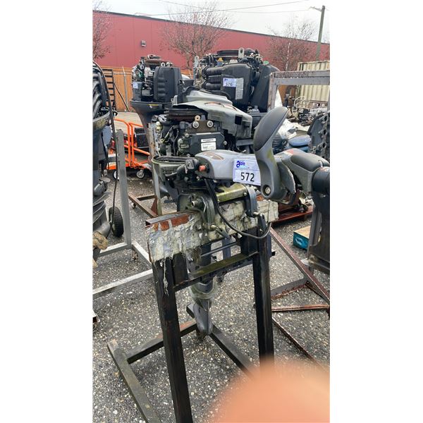 YAMAHA F25ELRX 25 HP OUTBOARD MOTOR ON PORTABLE MOTOR STAND *NO TOP COVER, UNKNOWN WORKING