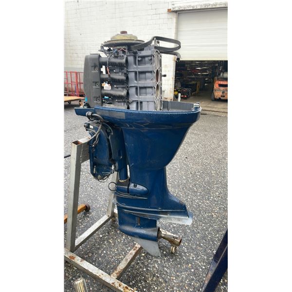YAMAHA F115TXRD 115 HP OUTBOARD MOTOR ON PORTABLE MOTOR STAND *NO TOP COVER, UNKNOWN RUNNING