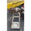 Image 2 : BENCH GRINDER ON METAL FRAME *RUST ISSUES*