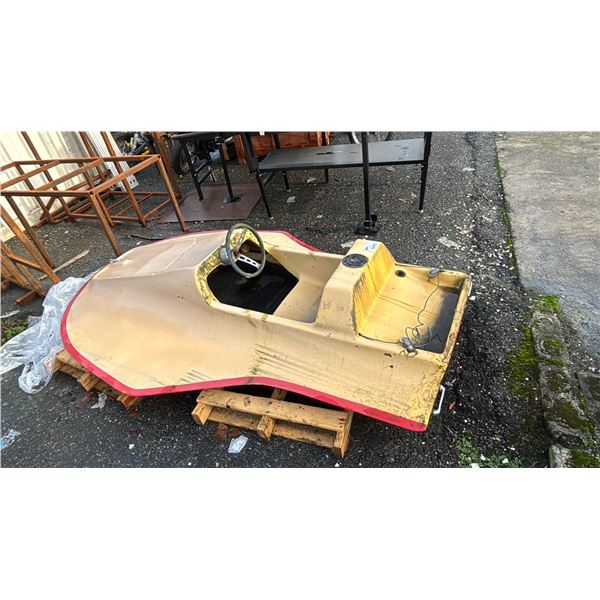 VINTAGE SINGLE-SEATER PONTOON STYLE BOAT *REQUIRES CLEANING*