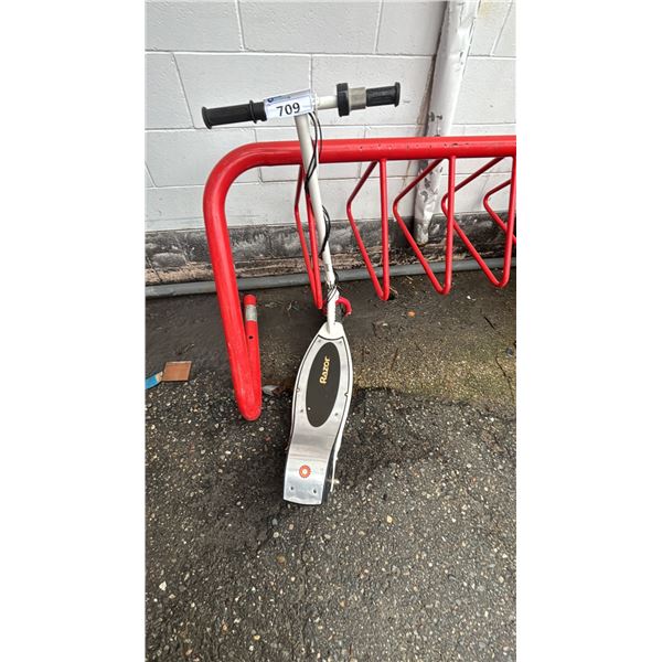 RAZOR ELECTRIC SCOOTER *UNKNOWN WORKING CONDITION, NO CHARGER*