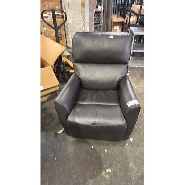 ELECTRIC RECLINER *NO POWER CORD, UNKNOWN WORKING CONDITION*
