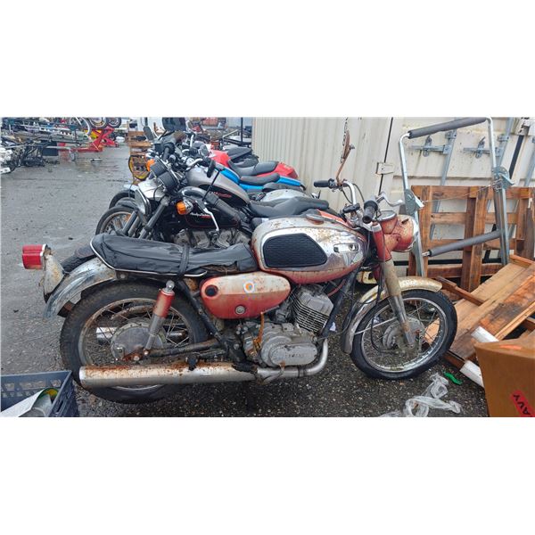 YAMAHA 350, MOTORCYCLE, RED & BLACK, VIN NO VIN PLATE,