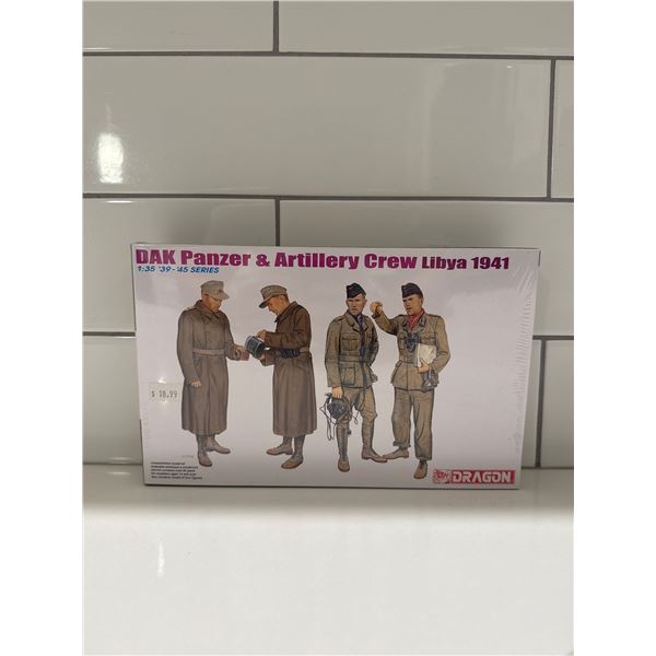 Dragon 1:35 scale Dak Panzer & Artiller Crew Libya 1941