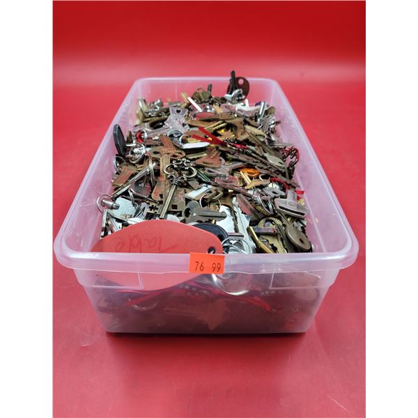 Lot of Assorted VTG Keys