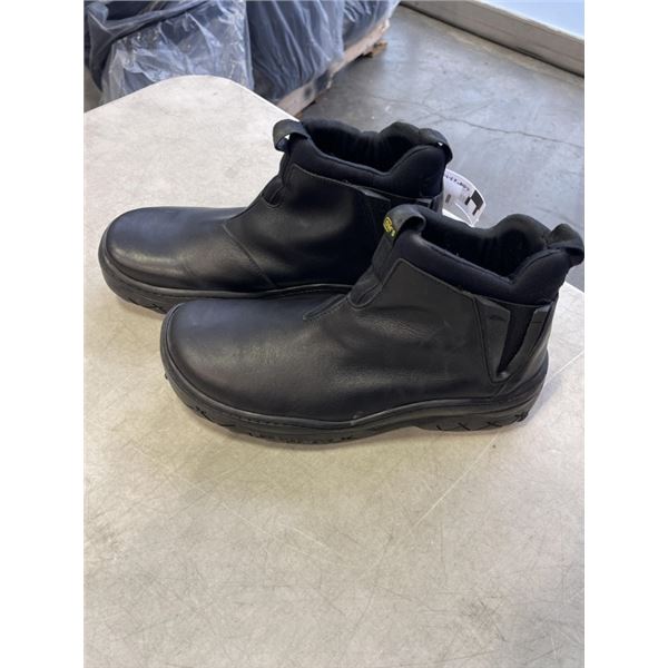AS NEW DR. MARTENS AIR CUSHIONED SOLE SIZE 9 BLACK LEATHER BOOTS