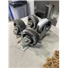 Image 4 : 4 LARGE CASTERS AND CHAIN