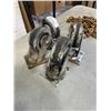 Image 5 : 4 LARGE CASTERS AND CHAIN