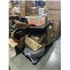 Image 2 : PALLET OF ASSORTED ABANDONED AUCTION ITEMS