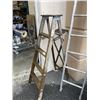 Image 2 : 5FT WOOD A-FRAME LADDER AND ALUMINUM LADDER