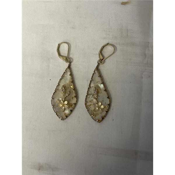 PAIR OF VINTAGE MOTHER OF PEARL DECOR DANGLE EARRINGS